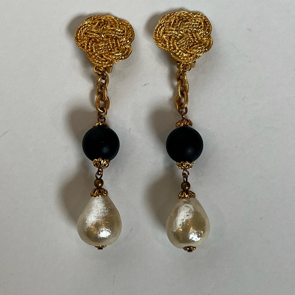 Ellen Designer Gold Tone White and Navy Blue Bead Drop Dangle Clip On Earings